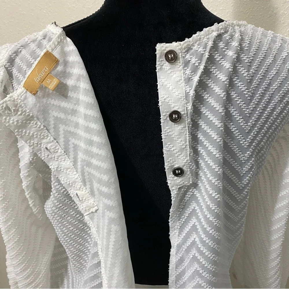 Takara White blouse 3/4 sleeves, 1/2 chain collar size M